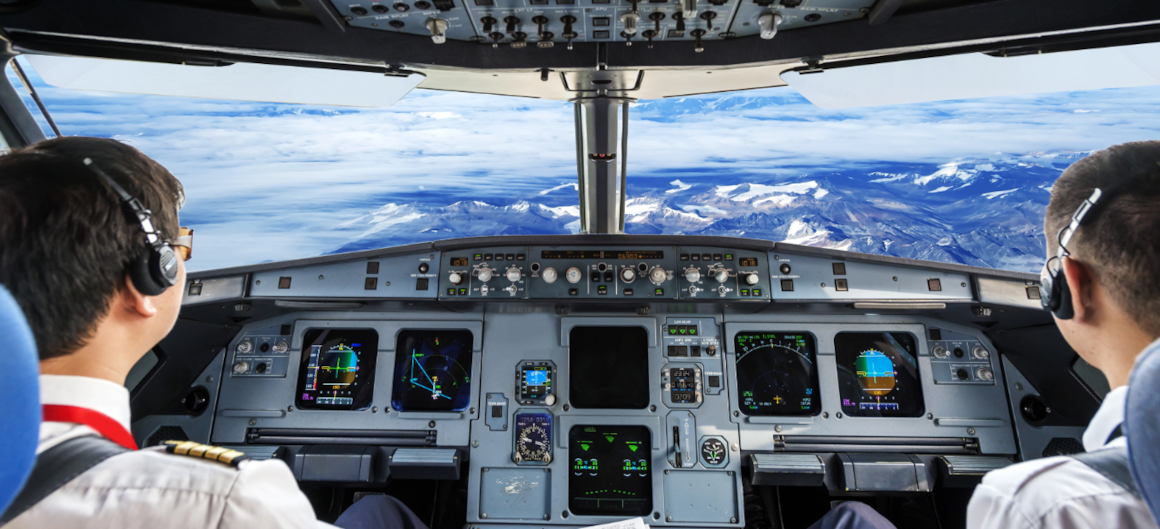Bilde av to piloter inne i cockpit
